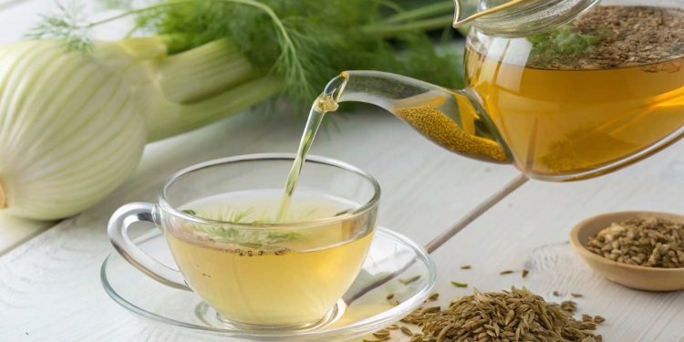 diuretico naturale: una tisana al finocchio in tazza trasparente