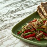su tavolo di marmo da cucina piatto rettangolare verde con fagiolini con tonno e 2 fette di pane integrale