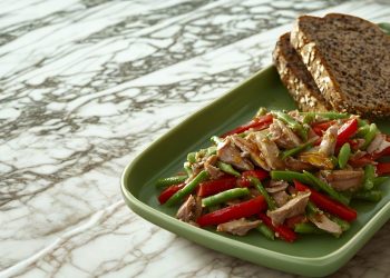 su tavolo di marmo da cucina piatto rettangolare verde con fagiolini con tonno e 2 fette di pane integrale
