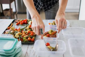 Meal prep settimanale o cucinare in anticipo: come funziona, benefici e esempio di menù