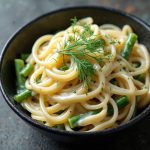 su tavolo di marmo piatto nero con pasta con fagiolini