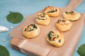 Rustici con pasta sfoglia di ricotta e spinaci