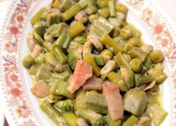 primo piano di un piatto con vignarola con la pancetta