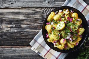 Insalata di patate: la ricetta di un contorno veloce, facile e gustoso