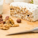 Presentazione della ricetta primosale con noci su un tagliere rustico