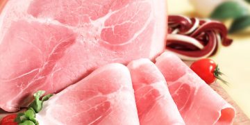 calorie del prosciutto cotto: mezzo prosciutto cotto intero e alcune fette tagliate
