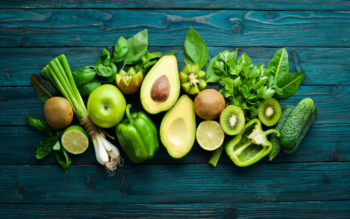 una collezione di frutta e verdura di colore verde, tutti cibi sgonfia pancia