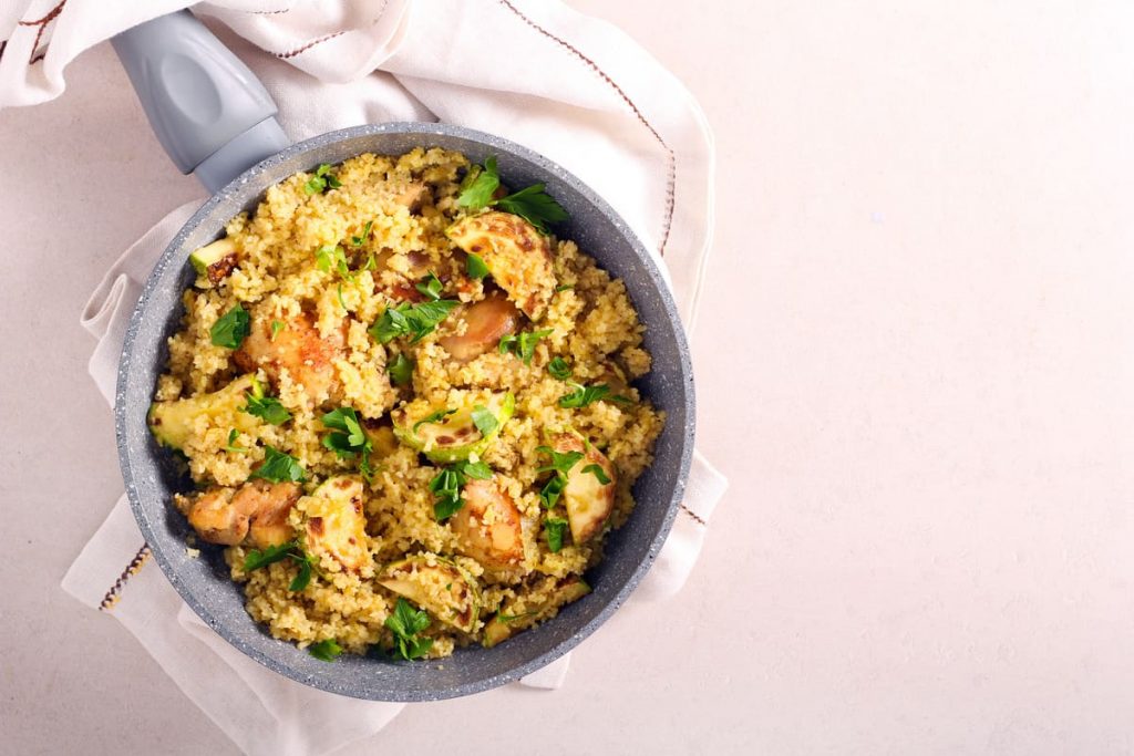Cous cous con pollo e verdure: il piatto unico pronto in 20 minuti, sano e gustoso 4 Piatto unico a base di cous cous con pollo e verdure miste