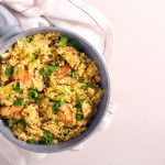 Cous cous con pollo e verdure: il piatto unico pronto in 20 minuti, sano e gustoso 1 Piatto unico a base di cous cous con pollo e verdure miste