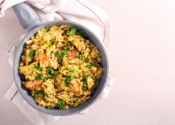 Piatto unico a base di cous cous con pollo e verdure miste