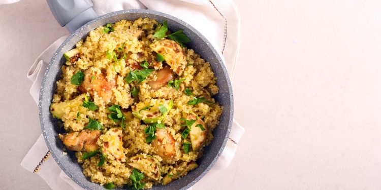Piatto unico a base di cous cous con pollo e verdure miste