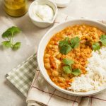 in primo piano su un piatto fondo bianco il dahl di lenticchie