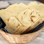 Pane carasau: il pane sardo croccante, ideale per ricette veloci e leggere 2 In primo piano in un cestino in vimini ci sono delle sfoglie di pane carasau.