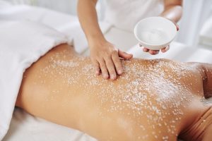 Scrub corpo: benefici, come usarlo e quale scegliere per la tua pelle