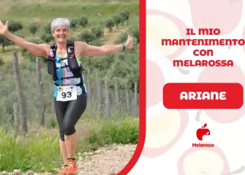 una donna di mezza età su un sentiero nella natura mentre fa trekking