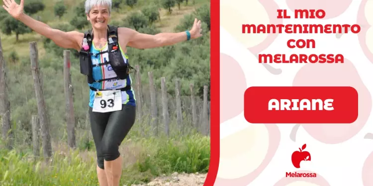 una donna di mezza età su un sentiero nella natura mentre fa trekking