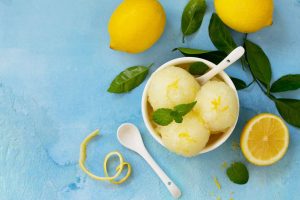Sorbetto al limone fatto in casa: ricetta facile e cremosa