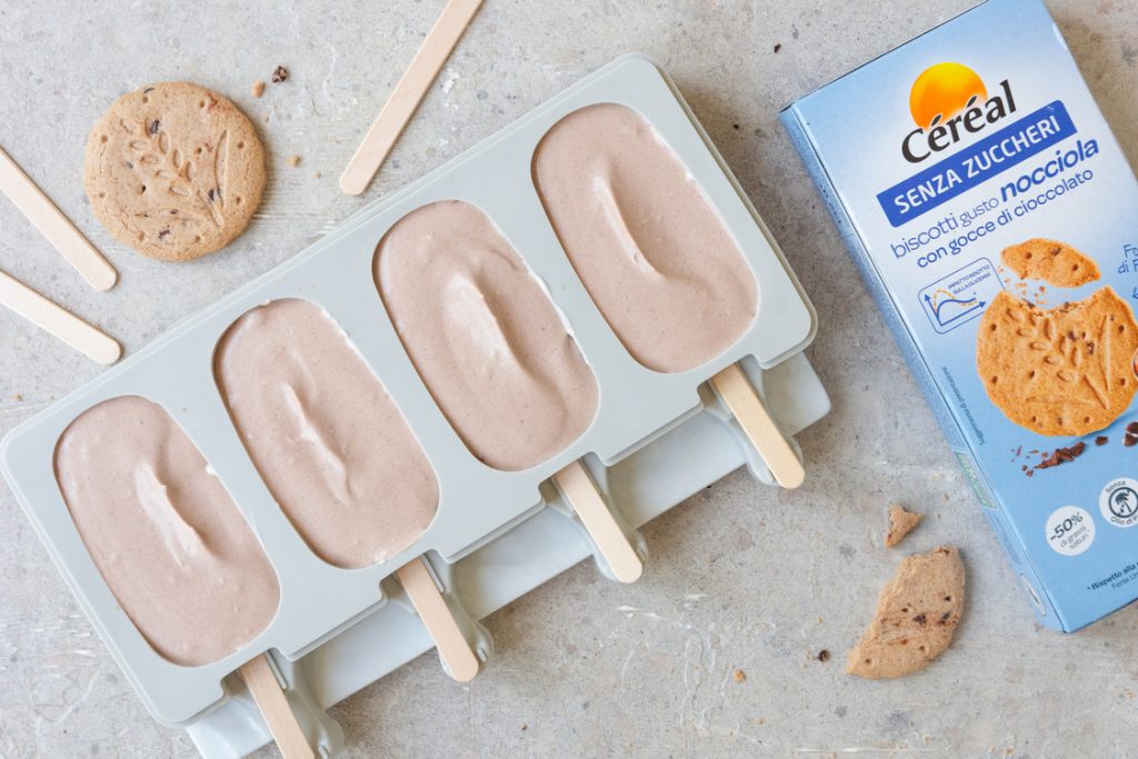 uno stampino per gelati con 4 gelati a stecco in preparazione e una confezione di biscotti Céréal accanto