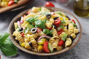 Pasta alla mediterranea: un delizioso primo piatto freddo vegetariano