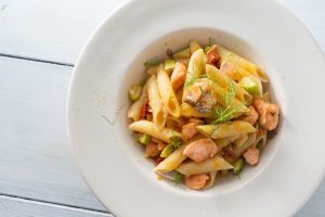 Pasta zucchine e salmone: un primo piatto sano e veloce
