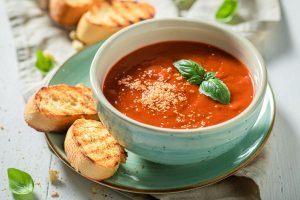 Zuppa di pomodoro cremosa: con pomodori o passata, da servire anche fredda