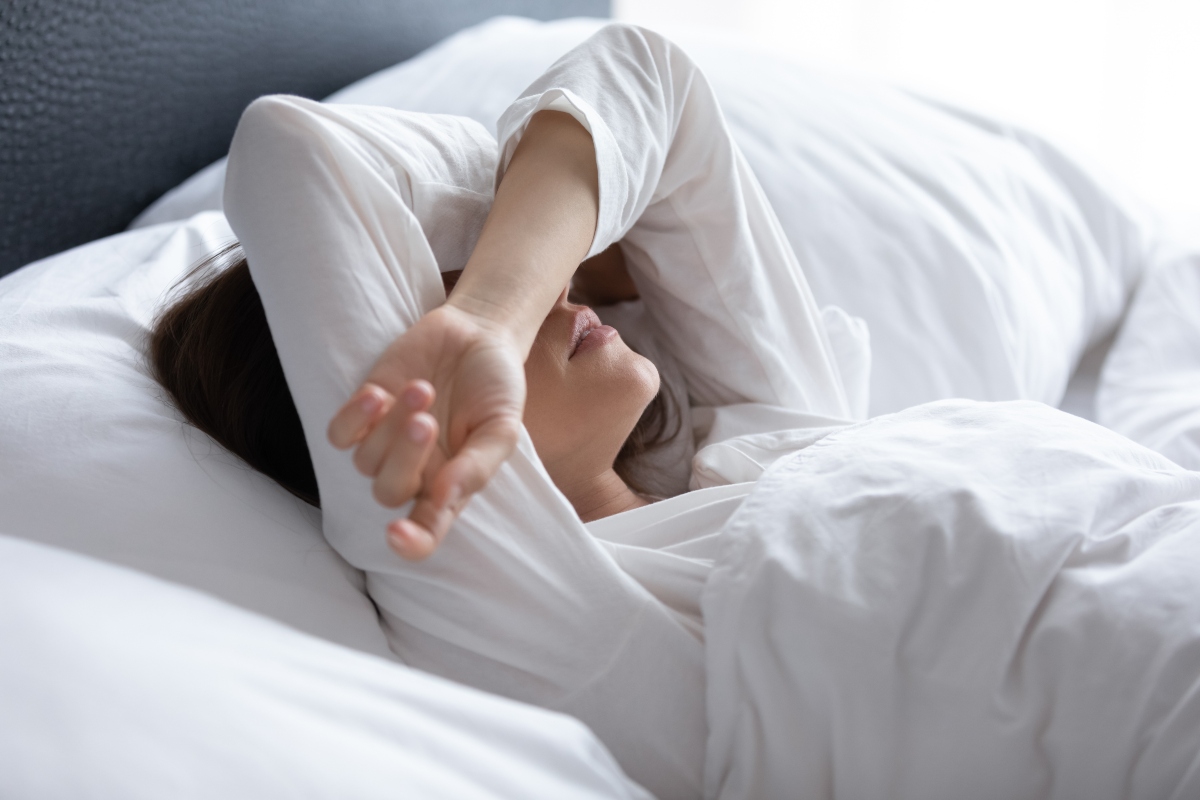 donna nel letto che non riesce a dormire e si chiede se dormire poco fa ingrassare
