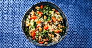 Insalata di cous cous e ceci: un piatto estivo e leggero