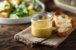 Salsa Caesar fatta in casa: ricetta cremosa e leggera