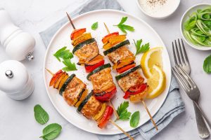 Spiedini di pesce al forno morbidi e ben dorati