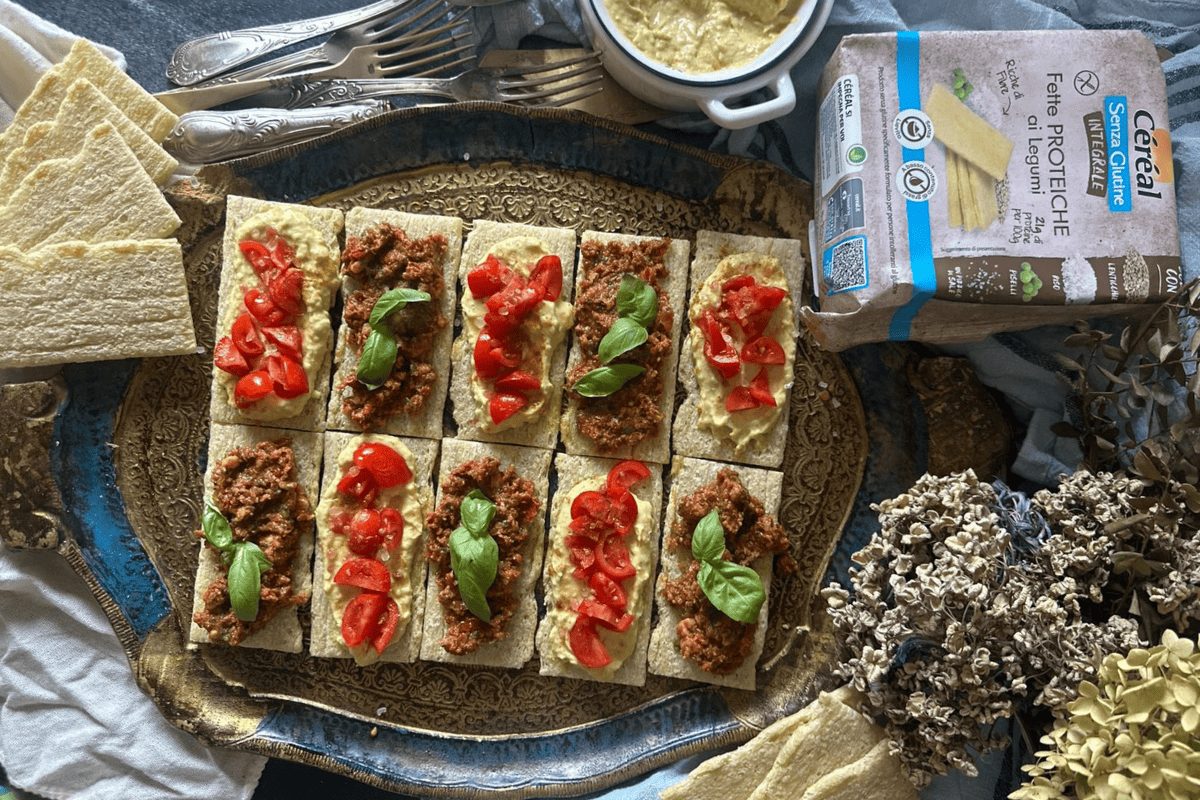 Fette proteiche ai legumi senza glutine Céréal con hummus, pomodorini e basilico.