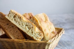 Focaccia genovese: ricetta tradizionale ligure soffice e fragrante