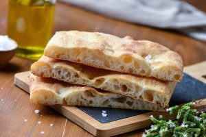 Schiacciata toscana: ricetta originale e varianti con lievito e Bimby