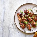 su tavolo di marmo, piatto con souvlaki di maiale, i famosi spiedini greci e salsa di yogurt