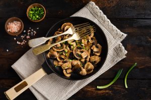 Funghi champignon in padella: la ricetta di un contorno semplice e gustoso