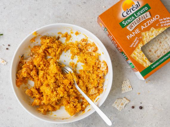 piatto bianco con crema di zucca
