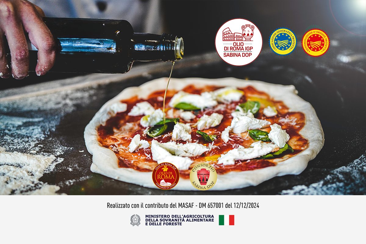 Su un piano di marmo scuro con della farina intorno, c'è l'immagine di una pizza margherita, condita a crudo con una bottiglia di olio EVO prima di essere infornata. In alto a destra il logo del progetto OLIO DI ROMA IGP E SABINA DOP e i loghi DOP e IGP, in basso i loghi del MASAF, dell'olio Sabina DOP e olio di Roma IGP.