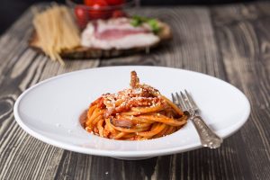 Bucatini all’amatriciana: la ricetta originale facile e veloce