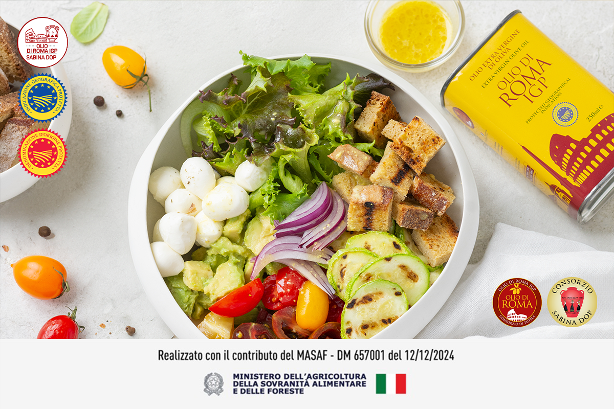 In primo piano su un tavolo bianco, una ciotola bianca con l'insalata mista con olio EVO Roma IGP. Sulla destra la lattina dell'olio di Roma IGP. Sulla sinistra i loghi dell'olio di Roma IGP e Sabina DOP.