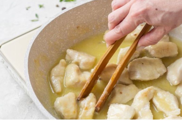 Pollo al limone in padella, un secondo leggero e saporito 5 pollo al limone step4