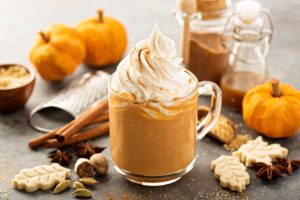 Pumpkin spice latte: la bevanda speziata alla zucca perfetta per l’autunno con videoricetta