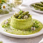 Flan di asparagi senza panna: ricetta leggera e facile 1 su tavola di aspetto primaverile piatto bianco con flan di asparagi
