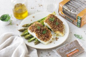 Merluzzo in crosta croccante: ricetta con pane di segale e asparagi