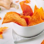 ciotola bianca piena di chips di zucca