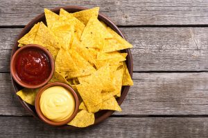 Nachos fatti in casa al forno: croccanti e irresistibili