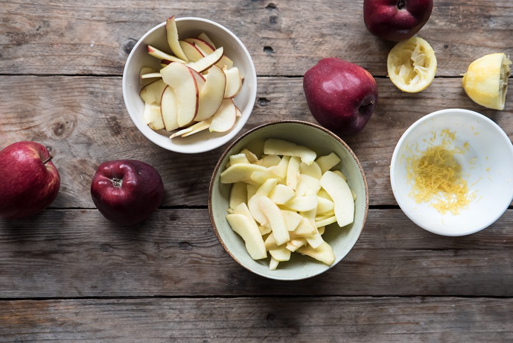 Torta di mele senza burro: video passo passo con foto 2 ciotole con ingredienti per torta di mele
