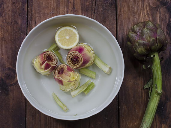 piatto con carciofi puliti e limone