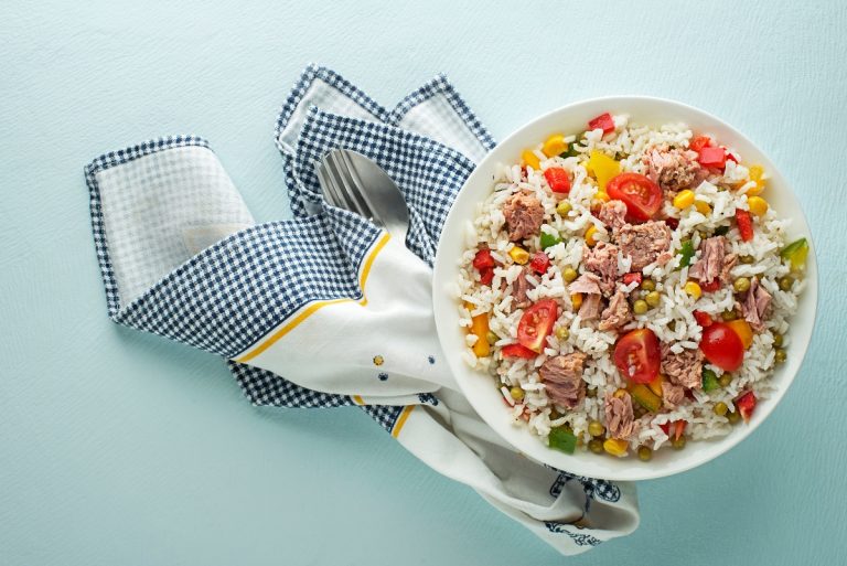 Insalata di riso con tonno: ricetta leggera e gustosa