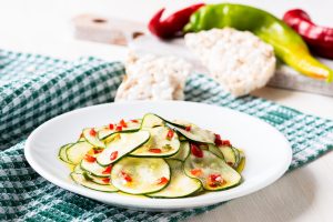 Zucchine marinate fatte in casa: ricetta facile e veloce