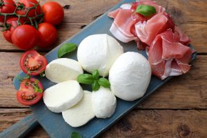 Mozzarella vaccina: calorie, proprietà e come inserirla a dieta