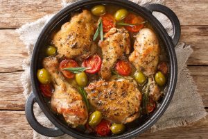 Pollo in padella alla mediterranea: ricetta tenera con pomodorini e olive